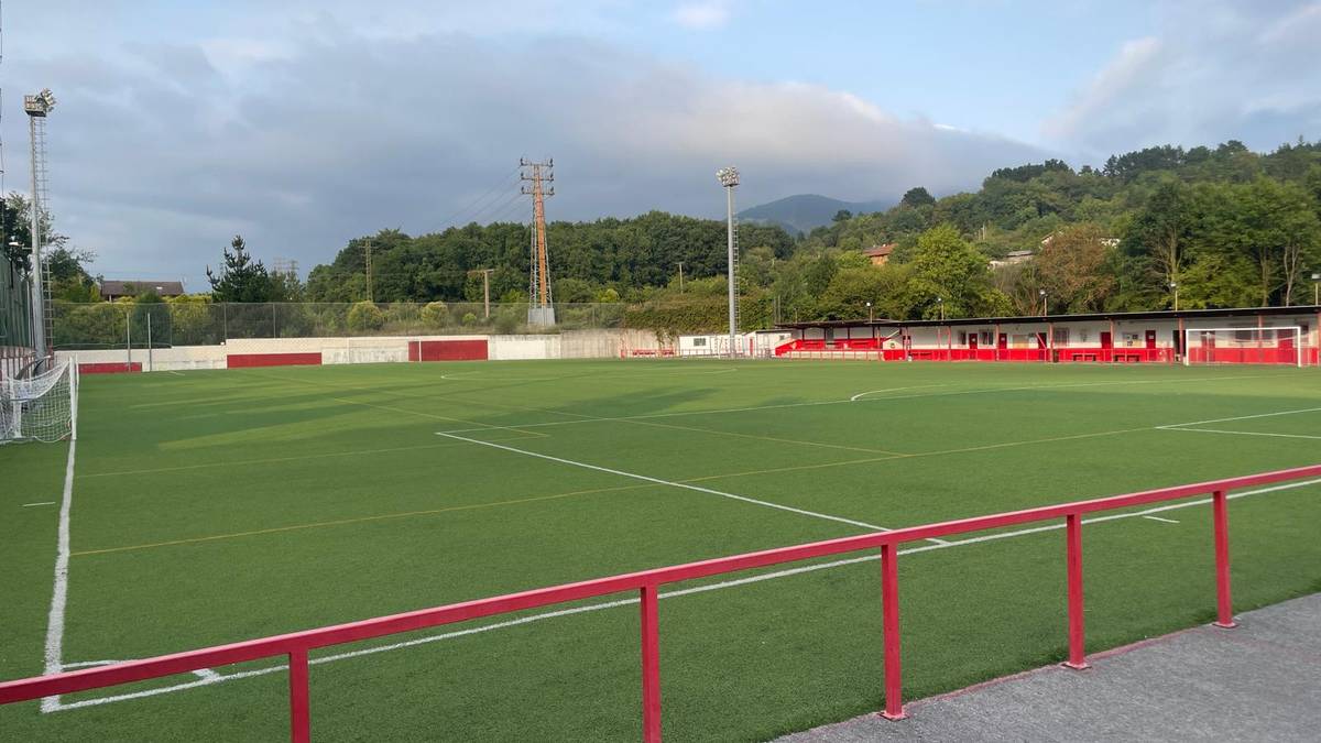 Altzarrate futbol zelaiaren egoerak hurrengo denboraldia kolokan jartzen duela salatu dute