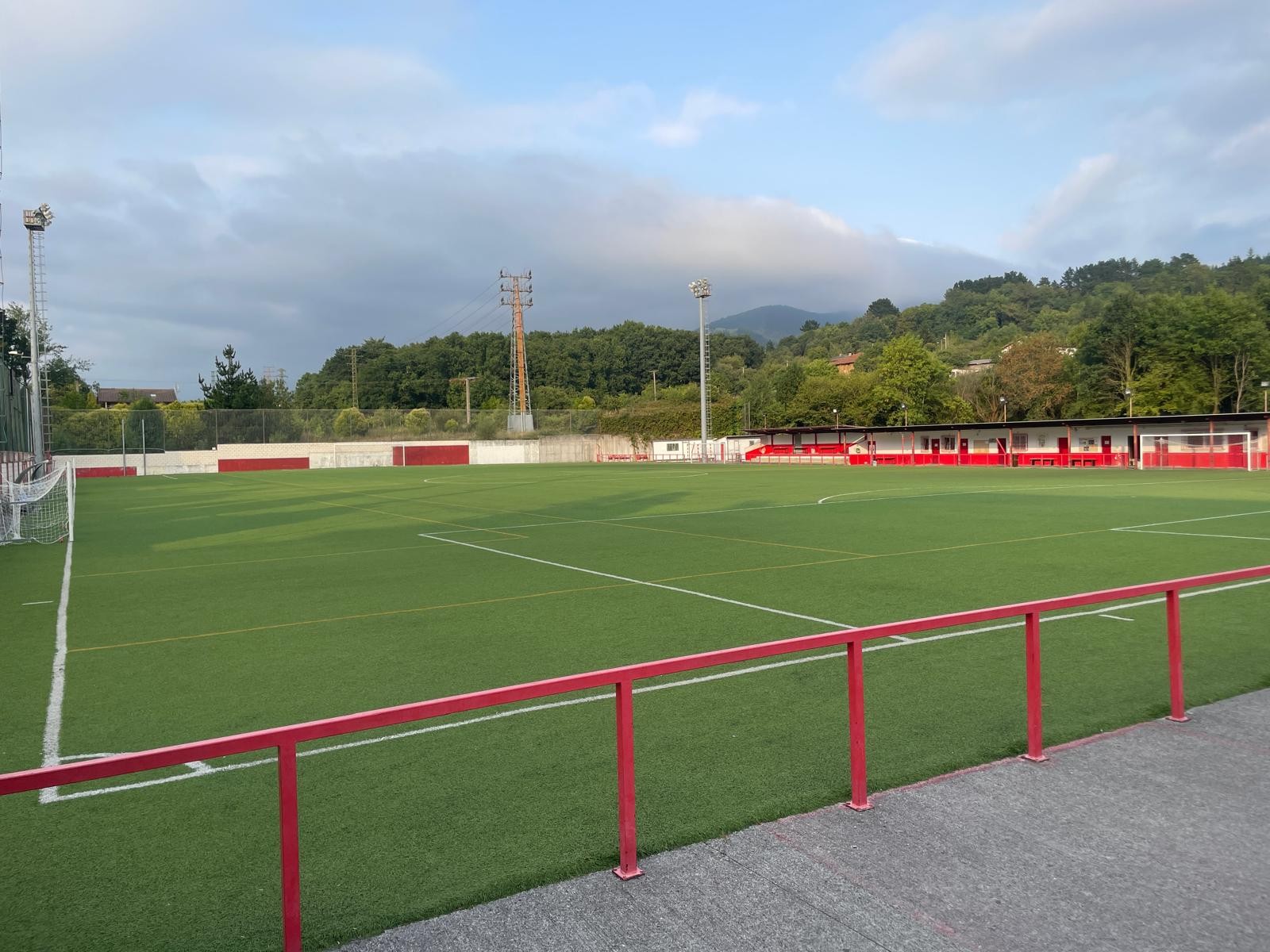 Altzarrate futbol zelaiaren egoerak hurrengo denboraldia kolokan jartzen duela salatu dute