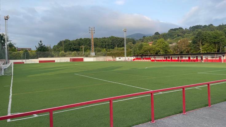 Altzarrate futbol zelaiaren egoerak hurrengo denboraldia kolokan jartzen duela salatu dute
