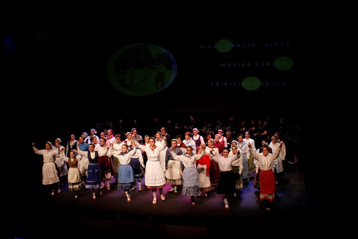 Eskualdeko ehundik gora dantzari eta musikarik koloreztatu zuten Amurrio Antzokiko oholtza - 37