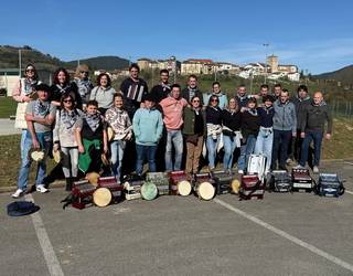 Trikitilari eta panderojole ugari elkartu dira Artziniegan, eskualdeko IV. Trikitixa Topaketetan