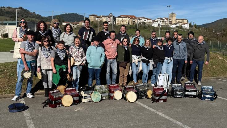 Trikitilari eta panderojole ugari elkartu dira Artziniegan, eskualdeko IV. Trikitixa Topaketetan