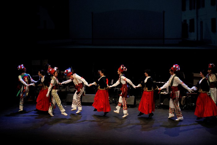 Eskualdeko ehundik gora dantzari eta musikarik koloreztatu zuten Amurrio Antzokiko oholtza - 3