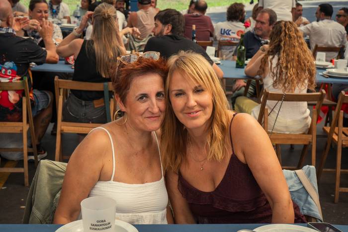 Ehunka lagun bildu dituzte j 54 1757018482804