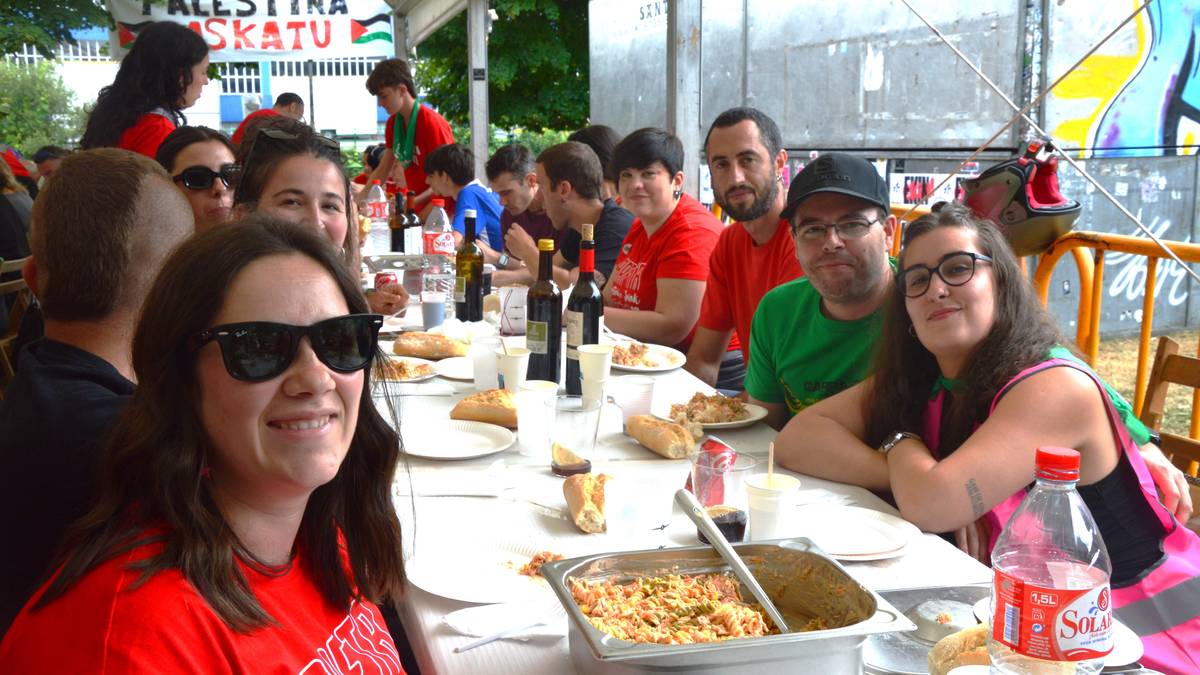 Aretako jaietako azken txanpan indarrak hartzeko, bazkari jendetsua egin dute