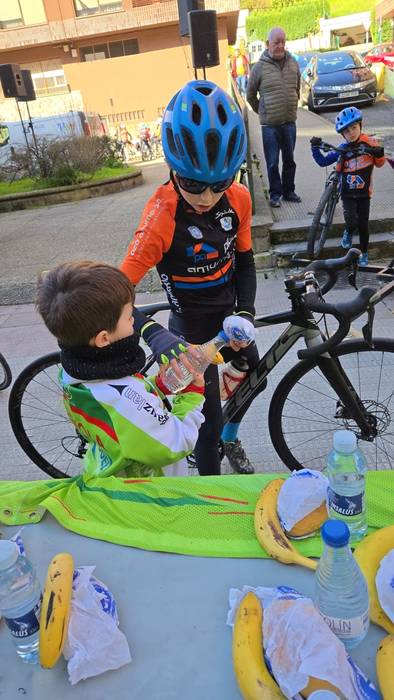 Txirrindulari gazteek erloju 39 1771856217407