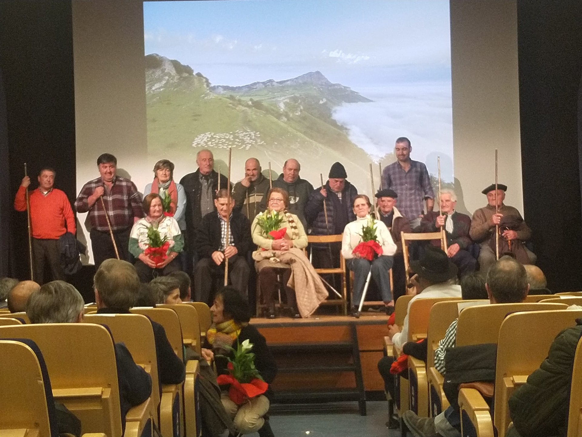 Atzo Donibane Aretoan eskaini zuten Gorbeiako artzaintzari buruzko dokumentala