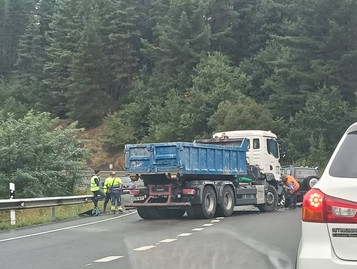 Bi zauritu Inoso parean, auto baten eta kamioi baten arteko talkan