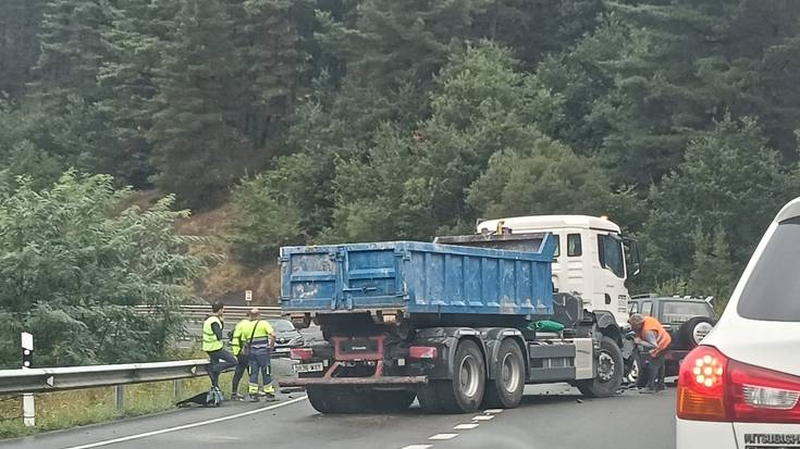 Bi zauritu Inoso parean, auto baten eta kamioi baten arteko talkan