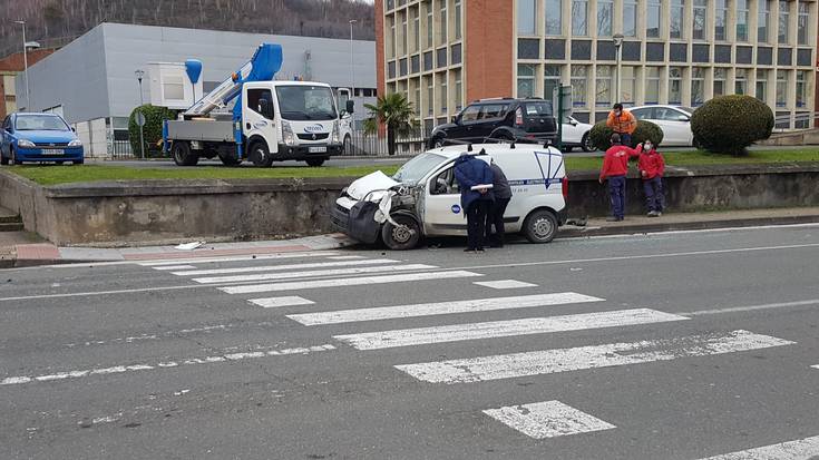 Furgoneta batek eta kamioi batek elkarren aurka talka egin dute Gardean