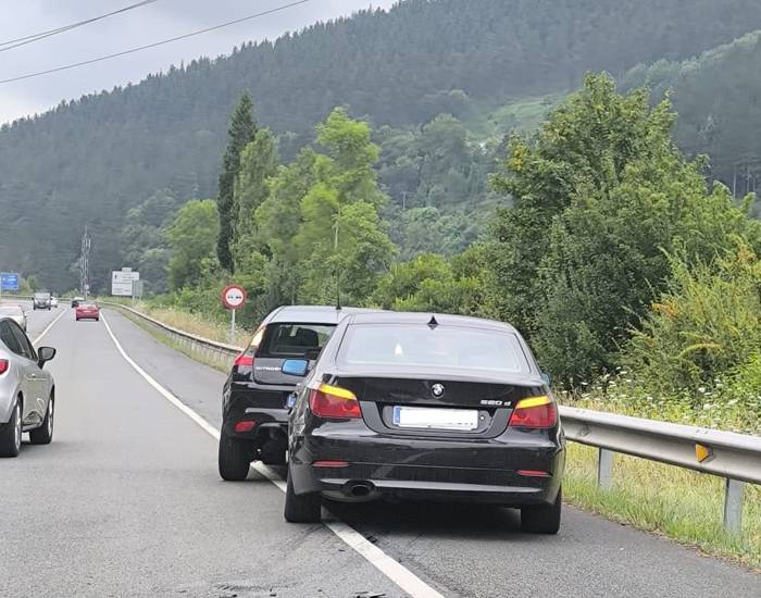 Bi autok talka egin dute A-625 errepidean eta trafikoa oztopatzen ari dira