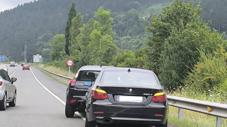 Bi autok talka egin dute A-625 errepidean eta trafikoa oztopatzen ari dira