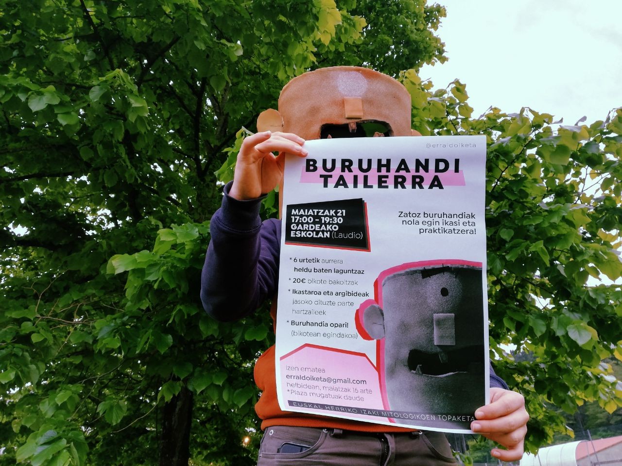 "Buruhandiak tartean egonda seguru ez direla irribarreak faltako, animatu tailerrean parte hartzera"