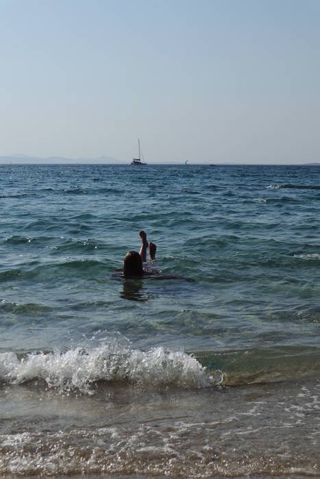 Mugitu besoak olatuak bezala