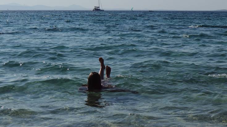 Mugitu besoak olatuak bezala