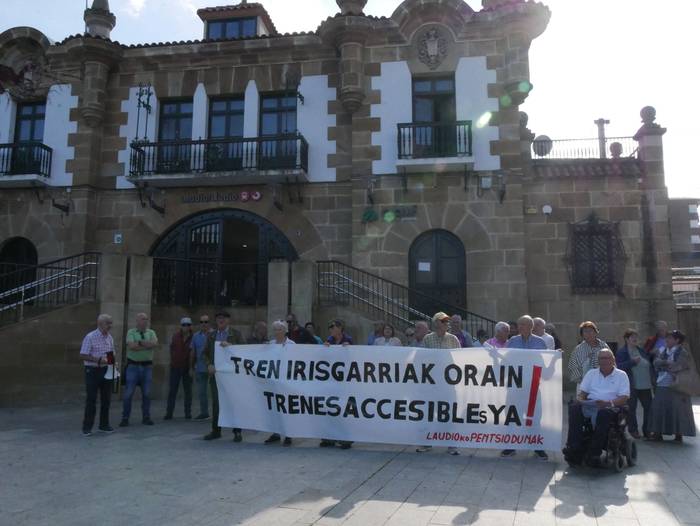 Aiaraldeko pentsiodunak elkarrekin joango dira idazki bat emateko garraio ministroari, mugikortasun urriko pertsonak C-3 lineako trenetara igo ahal izateko