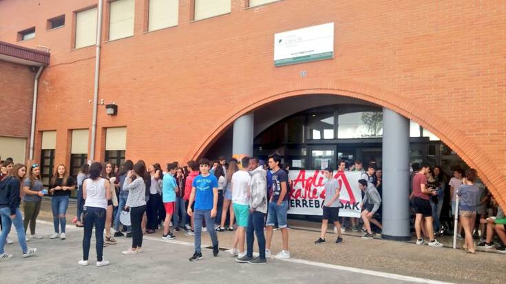 Probarik egin gabe eta txistu artean joan dira Eusko Jaurlaritzako aztertzaileak Zaraobe Institututik