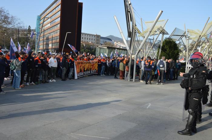 Tubos Reunidoseko langileek  25 1772101379300