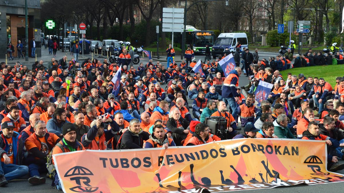 Greba mugagabea: Tubos Reunidoseko langileek aukeratu duten bidea kaleratze espedientearen sinaketa ekiditeko