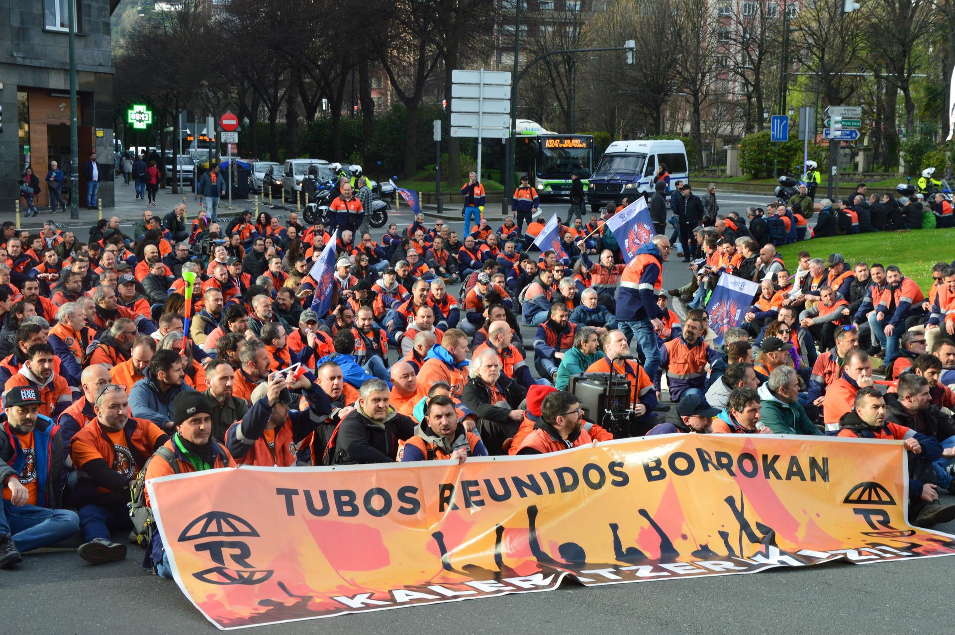 Greba mugagabea: Tubos Reunidoseko langileek aukeratu duten bidea kaleratze espedientearen sinaketa ekiditeko