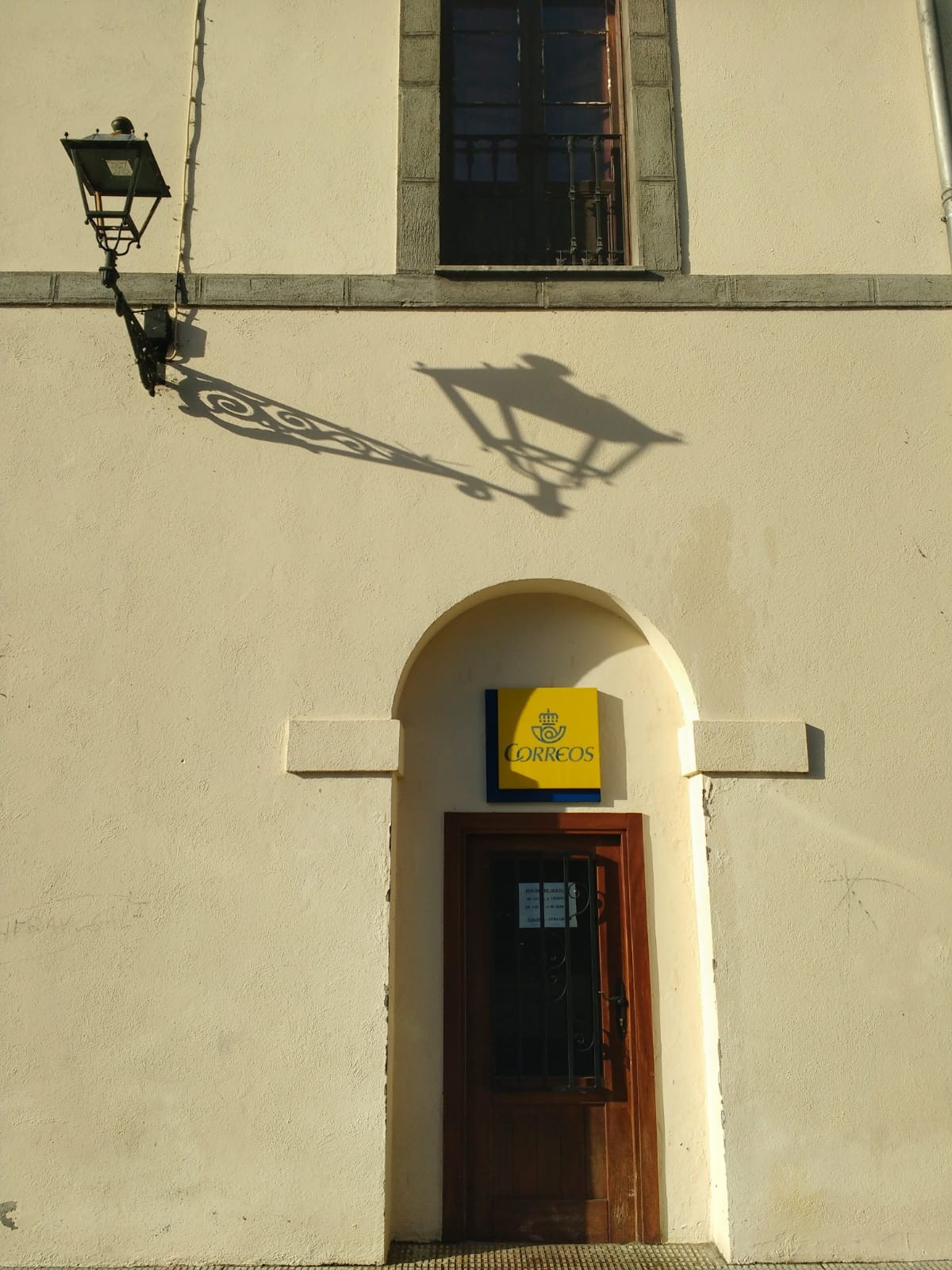 Ezezagunak sartu dira Artziniegako Correos zerbitzuko bulegoan, baina ez dute ezer eraman