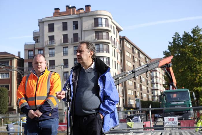 San Juan erreka gaineko zubi berriko azken habea jarrita, obrek "mugarri garrantzitsu bat" erdietsi dutela azaldu dute