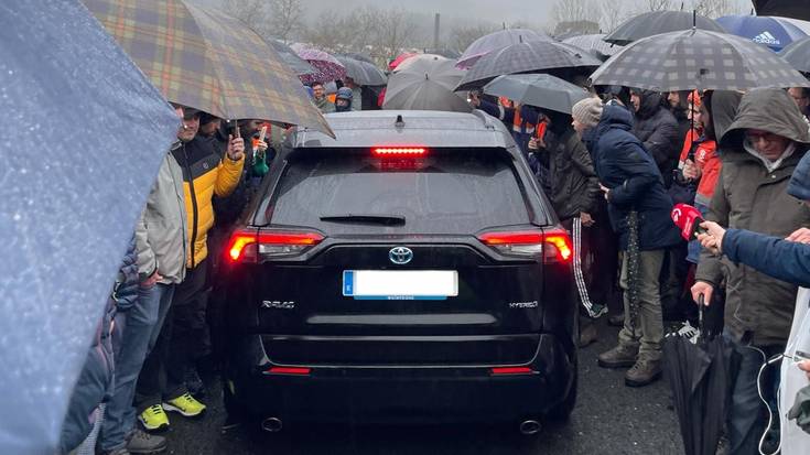 Langileen oihu eta txistu artean sartu da Tubos Reunidoseko zuzendaritza bilerara