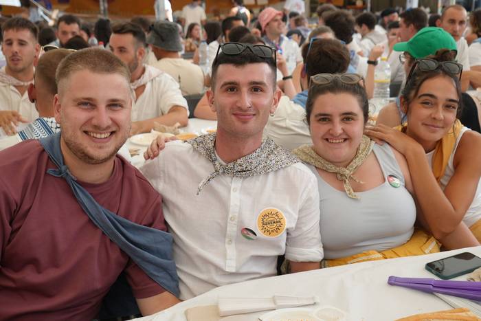 Ehunka lagunek egin dute bat 36 1755423084758