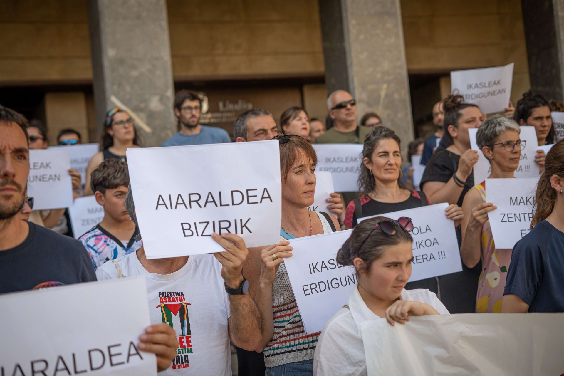 Laudio Goikoako familiek salatu dute Hezkuntza Ordezkaritza kaosa sortzen ari dela, ildo bakoitzari proposamen ezberdina eginda
