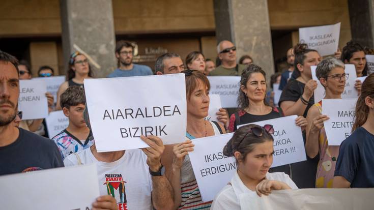 Laudio Goikoako familiek salatu dute Hezkuntza Ordezkaritza kaosa sortzen ari dela, ildo bakoitzari proposamen ezberdina eginda