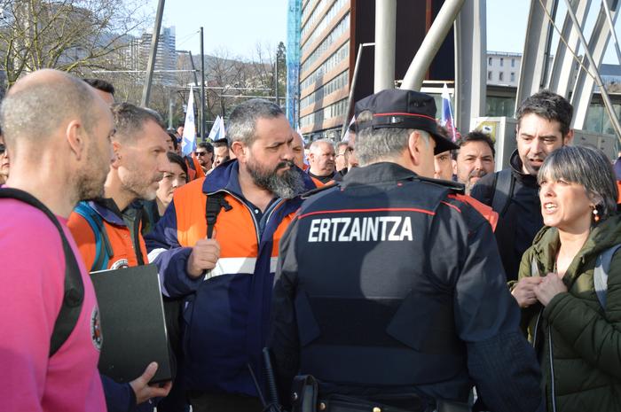 Tubos Reunidoseko langileek  22 1772101339947