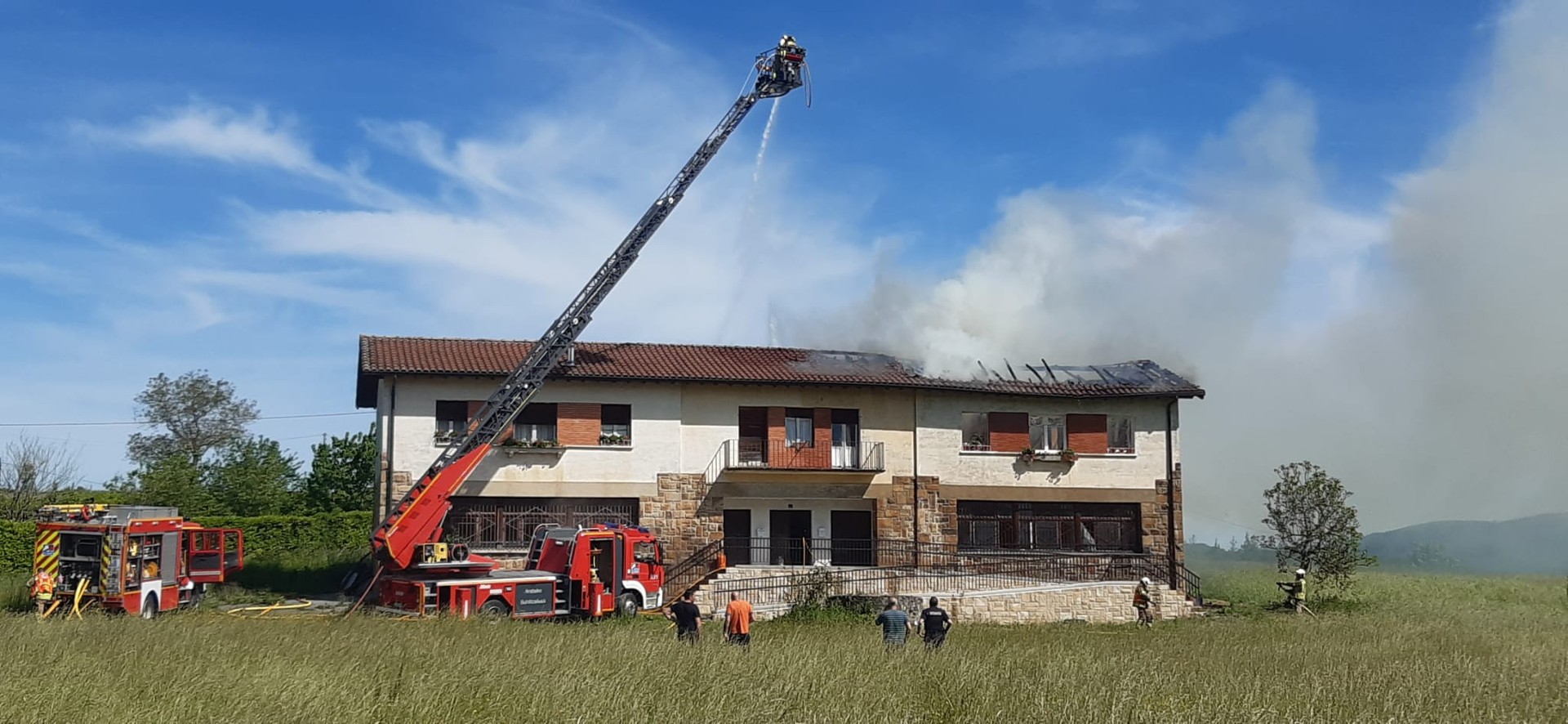 Sutea piztu da Lezamako Eskola zaharretan