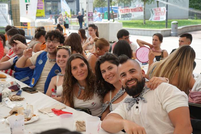 Ehunka lagunek egin dute bat 28 1755423072972