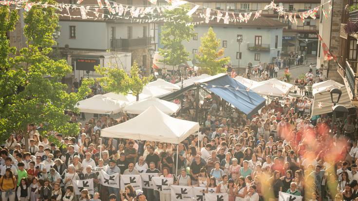 Euskararen aldeko aldarri ozenarekin abiatu dituzte Orozkoko jaiak