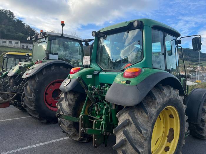 "Traktorada" egin dute Artzi 15 1768766472447