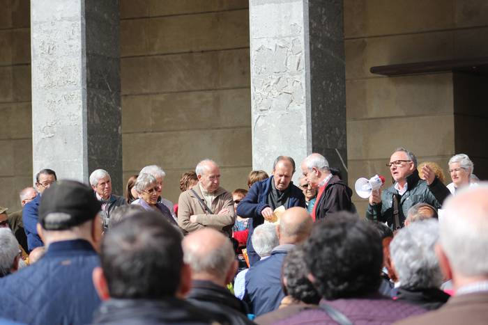 Aiaraldeko plazak bete dituz 17 1520881395254