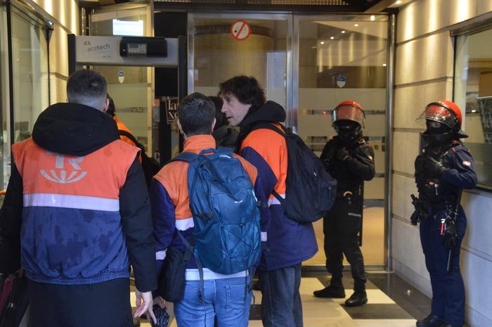 Tubos Reunidoseko langileek  19 1772795143628