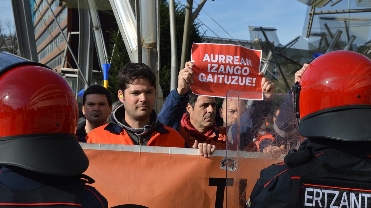 Amaitu da Tubos Reunidoseko zuzendaritza eta sindikatuen arteko bilera, akordiorik gabe enpresak mantendu duelako altzairutegia ixteko asmoa