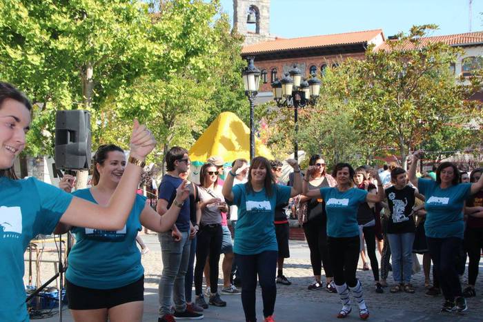 Gazte ugari batu zituen Inde 27 1508073913453