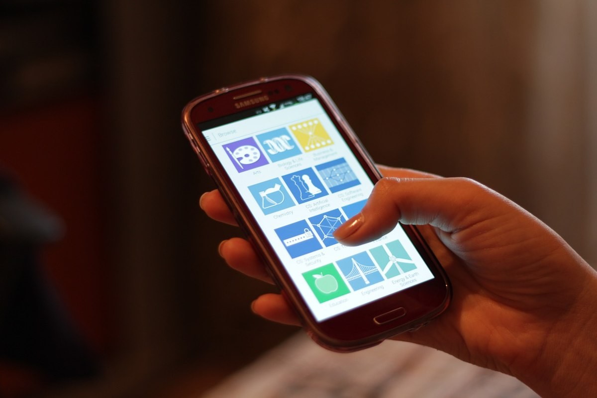 Altxa Burua Okondo taldea sortu dute hainbat gurasok, smartphonearen erabileraren adina atzeratzeko