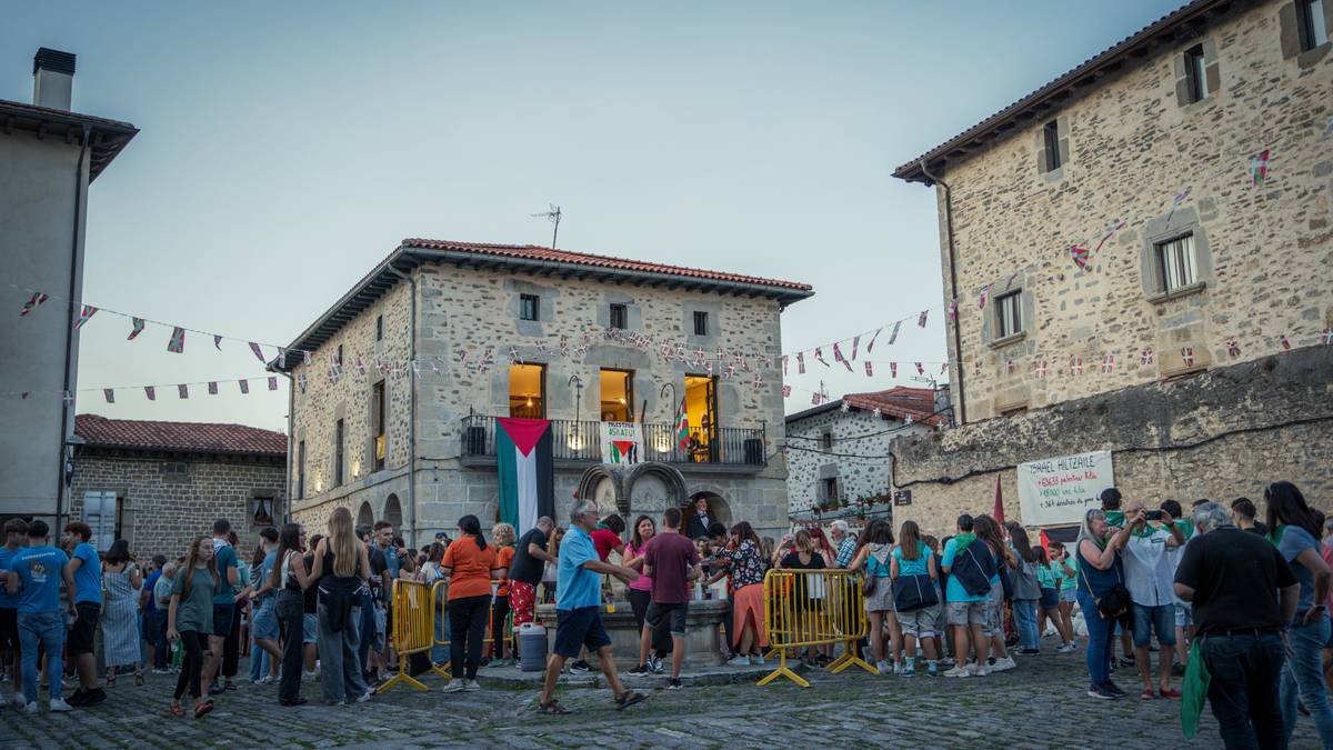 Euskararen inguruan “planteamendu berritzaileak” abiatu nahi dituen talde bat eratzen ari da Artziniegan