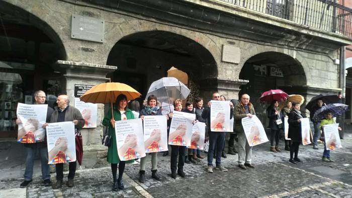 Dozenaka lagun atera dira ka 25 1521978955860