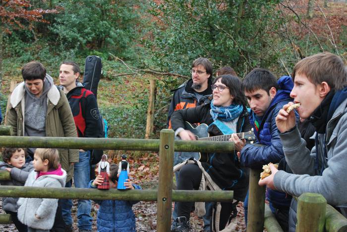 Olentzero hainbat lagunekin  20 1513586102628