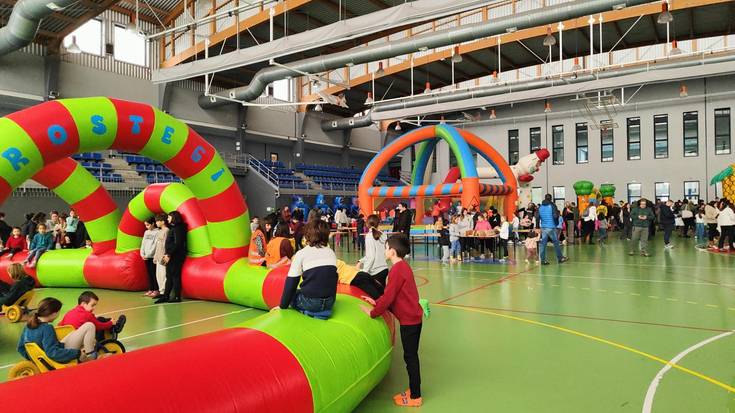 Arrakasta handia izan du Bañuetako kiroldegian ospatutako Amurrioko Umeen Gabonetako parkeak