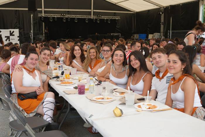 Ehunka lagunek egin dute bat 20 1755423056507