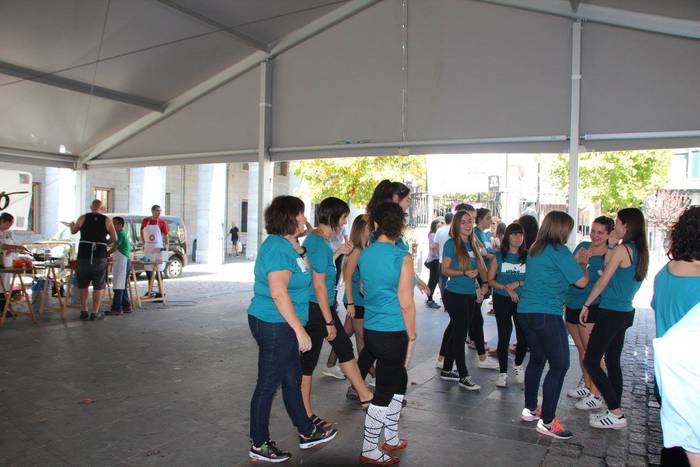 Gazte ugari batu zituen Inde 11 1508073813290