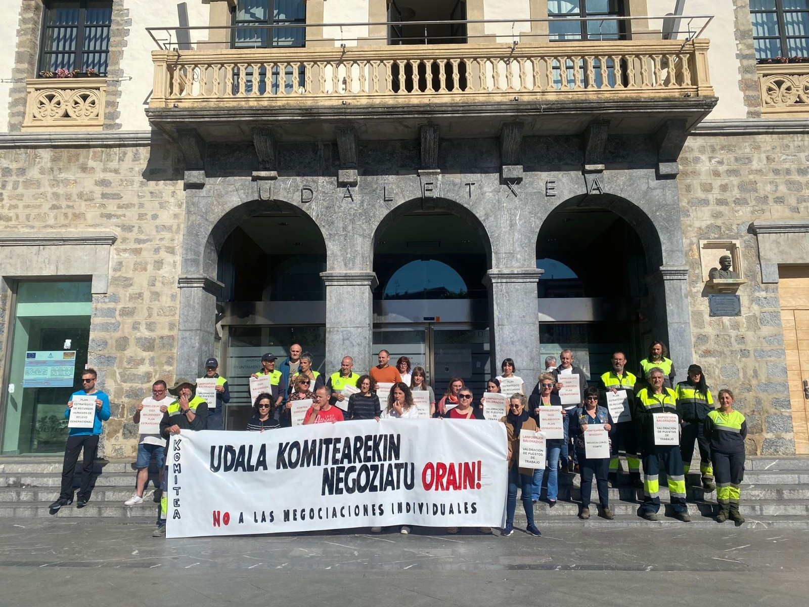 Negoziazio mahaia osatzea adostu eta gero, Amurrioko Udal langileek bertan behera utzi dituzte mobilizazioak