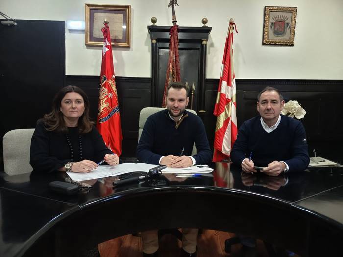 Urduñako Udalak bi hitzarmen sinatu ditu ikasleen prestakuntza praktikoa indartzeko