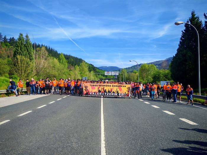 Tubos Reunidoseko bi langile 12 1776453830111