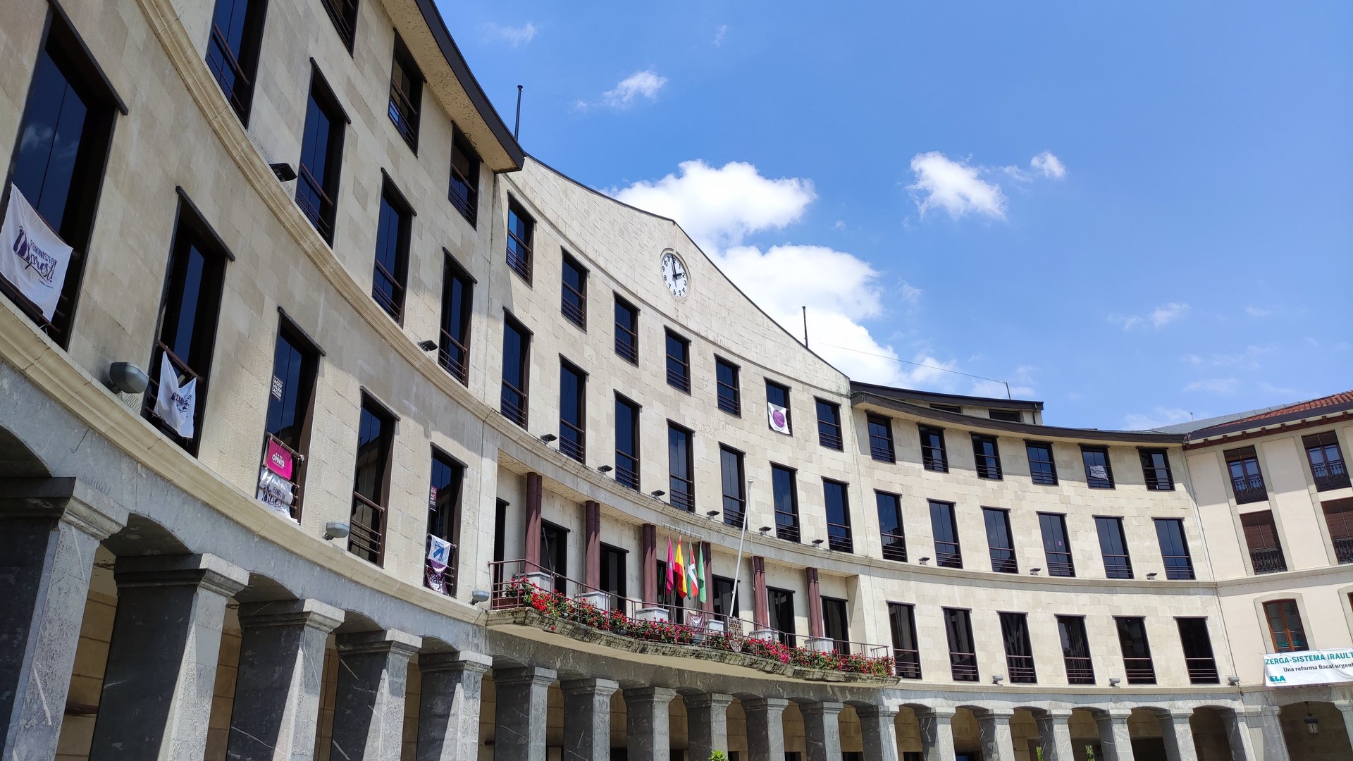 Laudioko Udalean Administrazio Orokorreko 5 teknikari-lanposturi dagozkien lan-eskaintza publikoak egiteko izen-emate epea ireki da